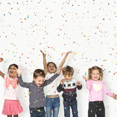 Kleuters op een witte achtergrond in een regen van confetti