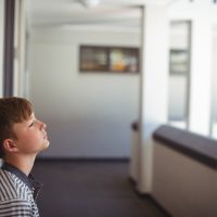 Hoe ontstaat faalangst bij kinderen en wat kan je er als ouder aan doen? Weet vooral dat jouw liefde en begrip ontzettend belangrijk zijn.